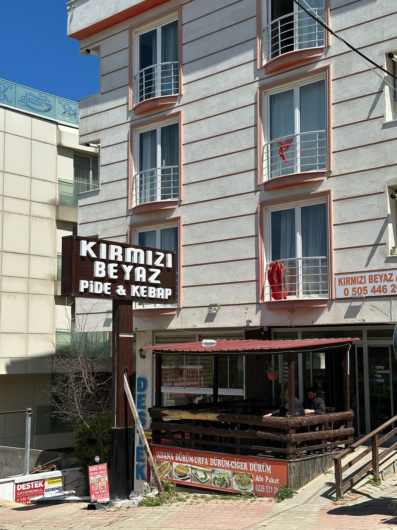 Kırmızı Beyaz Pide Kebap 